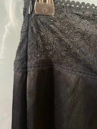 Falda larga raso con encaje negro
