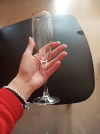 6 copas de champán con filo dorado