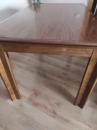 Mesa de comedor de madera