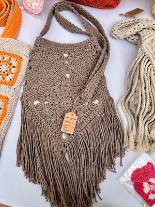 Bolso de crochet hecho a mano con flecos