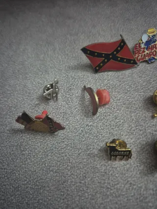 Colección de pines variados