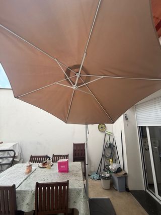 Sombrilla grande beige y gris