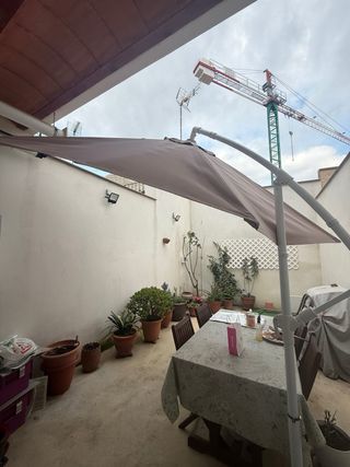 Sombrilla grande beige y gris