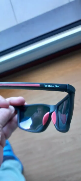 Gafas de sol negras y naranjas los 2 pares 20 euro