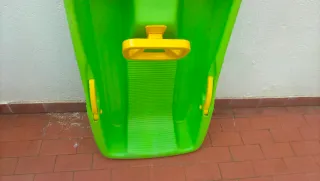 Trenó de neve verde com volante