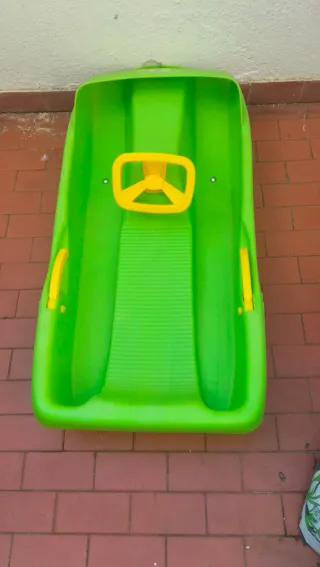 Trenó de neve verde com volante