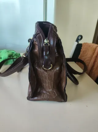 Bolso de mano marrón con textura