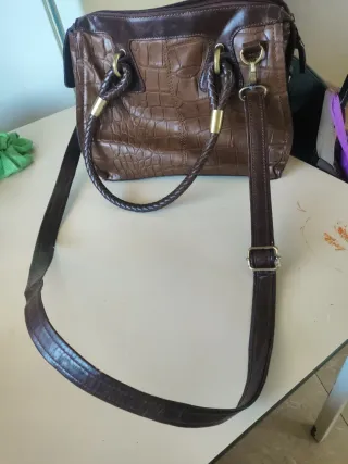 Bolso de mano marrón con textura