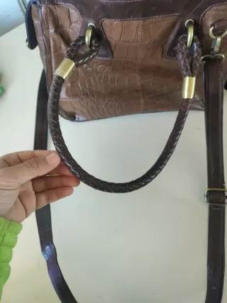 Bolso de mano marrón con textura
