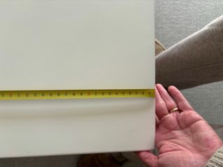 Mueble de salón blanco y madera