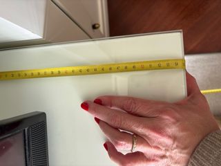 Mueble de salón blanco y madera