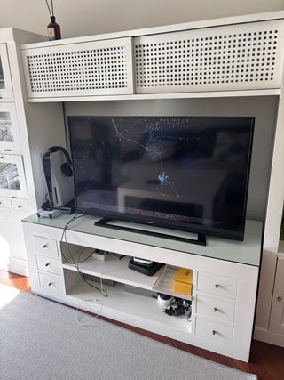 Mueble de salón blanco y madera