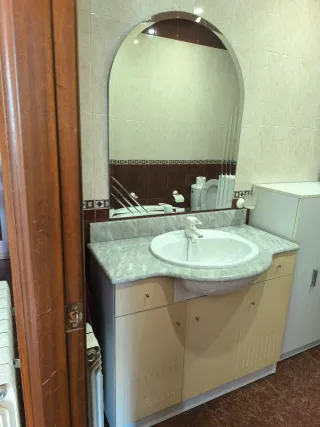 Mueble de baño con lavabo, espejo y griferia