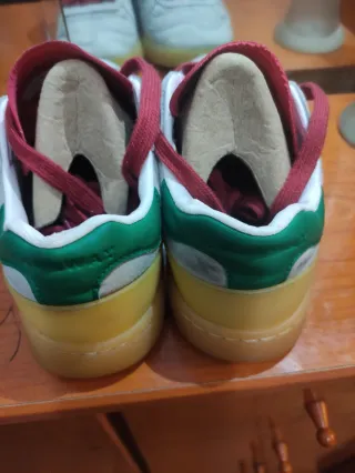 Zapatillas deportivas grises y rojas