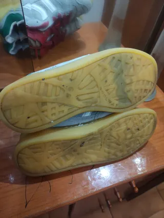 Zapatillas deportivas grises y rojas