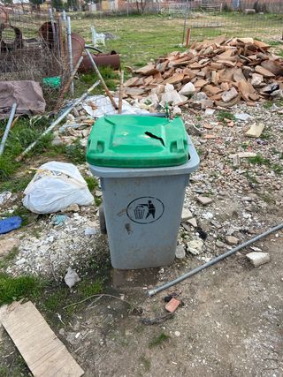Cubeta de basura gris con tapa verde