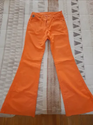 Pantalón vaquero naranja campana