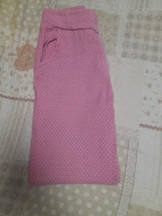 Pantalones rosas con estampado geométrico