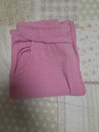 Pantalones rosas con estampado geométrico