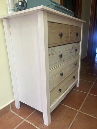 Cómoda blanca y beige de madera