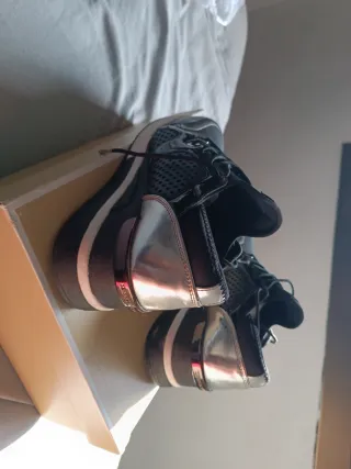 Zapatillas Michael Kors Negras y Plateadas