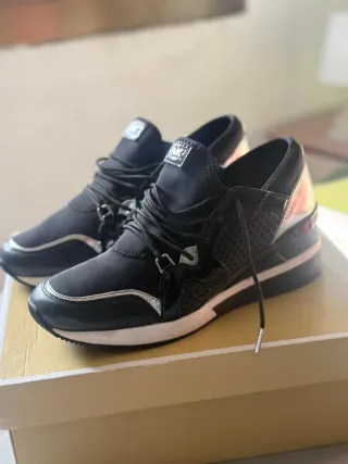 Zapatillas Michael Kors Negras y Plateadas