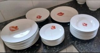 Vajilla moderna porcelana con flores rojas