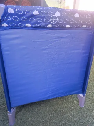 Cuna de viaje azul Little Clouds