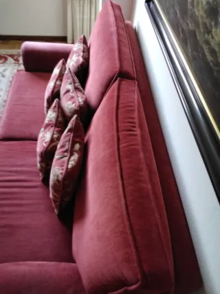 Sofá de tela rojo con cojines