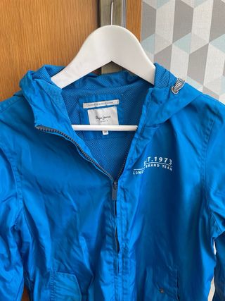 Chubasquero azul Pepe Jeans con capucha