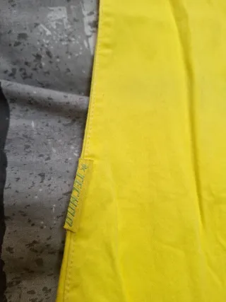 Pantalones amarillos con cinturón