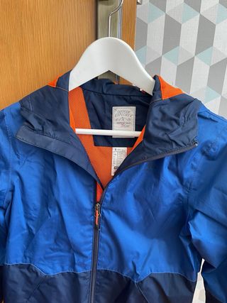 Chaqueta cortavientos azul y marino
