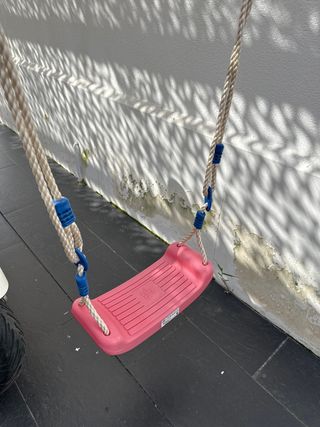 Columpio infantil rojo