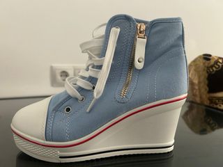 Zapatillas de cuña azules y blancas