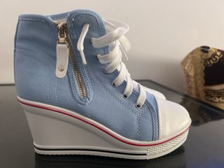 Zapatillas de cuña azules y blancas