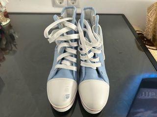 Zapatillas de cuña azules y blancas