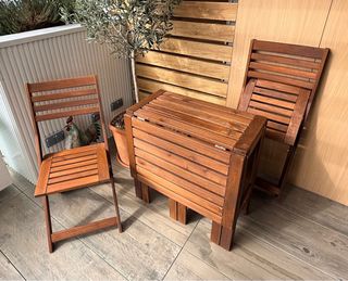 Mesa y sillas plegables de madera