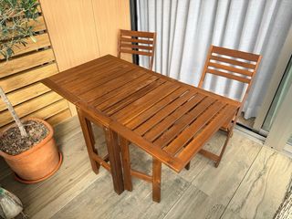 Mesa y sillas plegables de madera