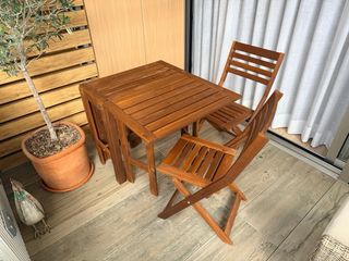 Mesa y sillas plegables de madera