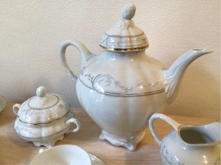 Juego de café de porcelana 27 piezas.