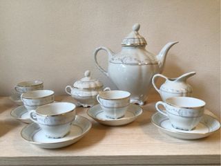 Juego de café de porcelana 27 piezas.