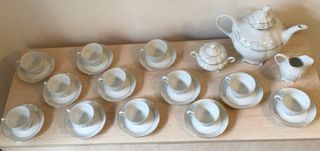 Juego de café de porcelana 27 piezas.