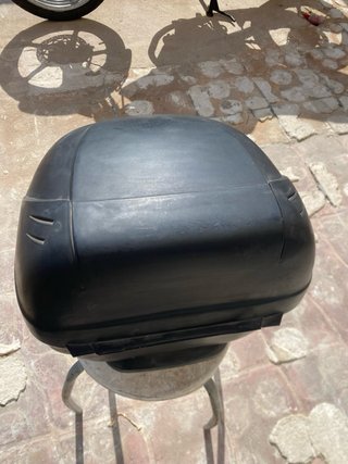 Caja de moto básica negra
