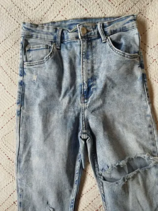 Jeans lavaggio acido strappati Bershka