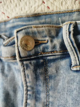 Jeans lavaggio acido strappati Bershka