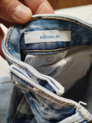 Jeans lavaggio acido strappati Bershka