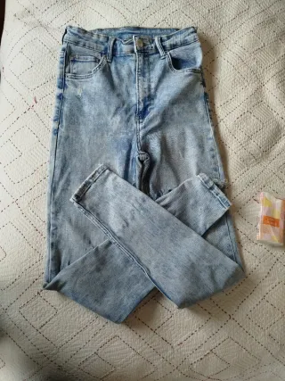 Jeans lavaggio acido strappati Bershka