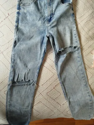 Jeans lavaggio acido strappati Bershka