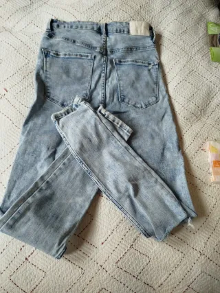 Jeans lavaggio acido strappati Bershka