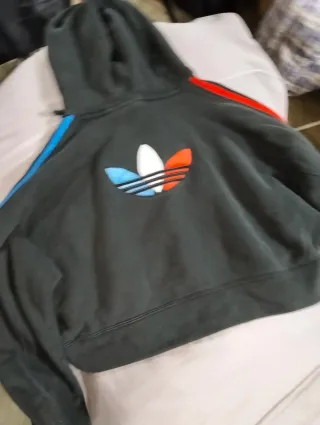 Felpa Adidas corta con rayas